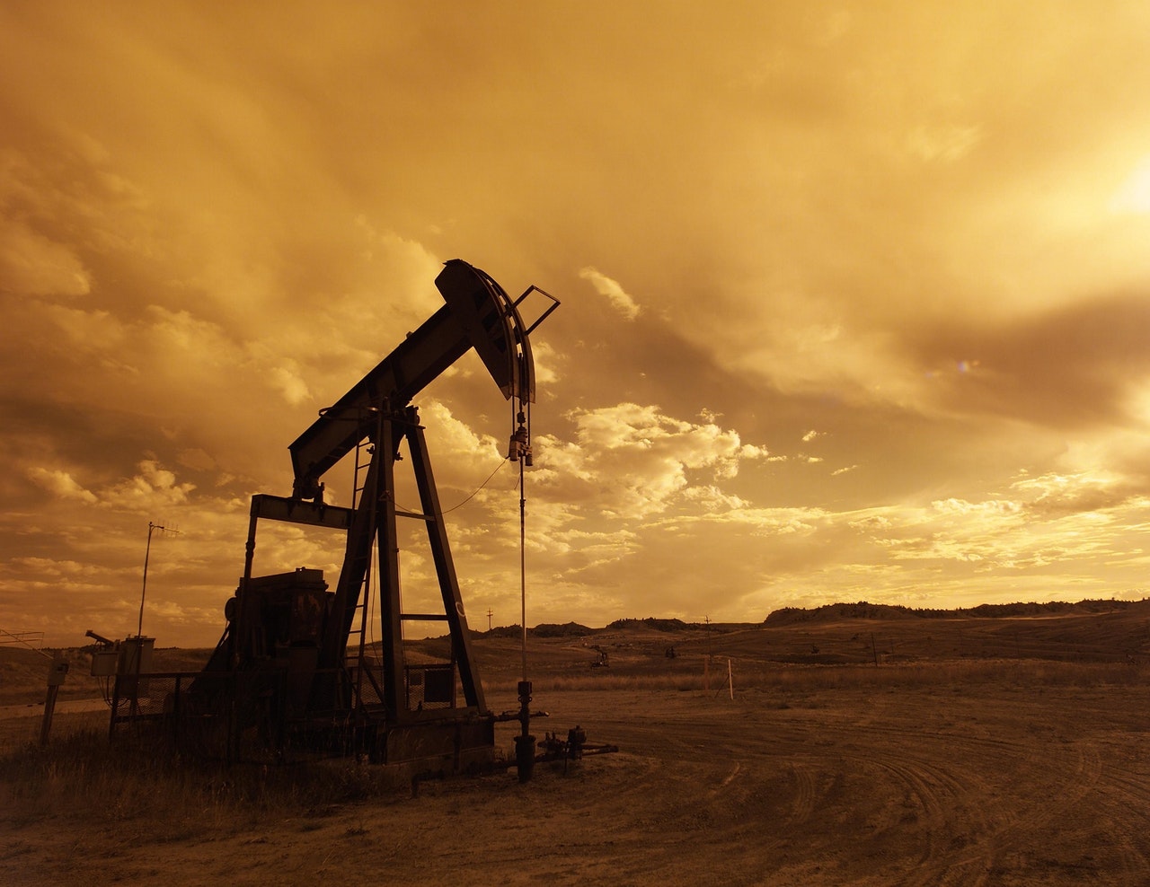 oil-pump-jack-sunset-clouds-silhouette-162568-1.jpeg